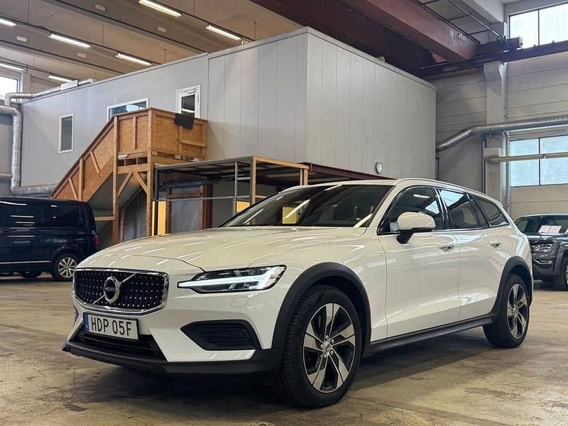 Vit Begagnad 2022 Volvo V60 CC Momentum Kombi | 259 900 kr (Superpris) - Bild 1/4