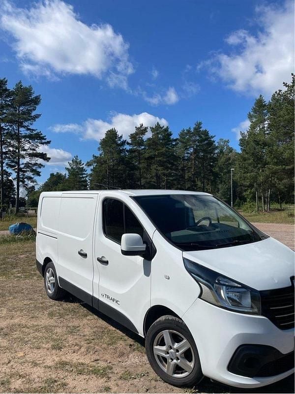 Vit Begagnad 2017 Renault Trafic Van | 109 000 kr (Superpris) - Bild 1/4