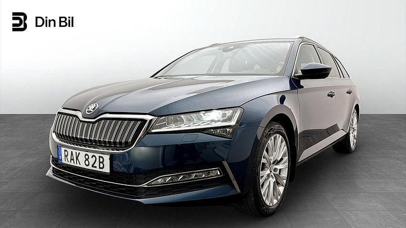 Blå Begagnad 2023 Skoda Superb Business Line Kombi | 314 500 kr (Superpris) - Bild 1/4