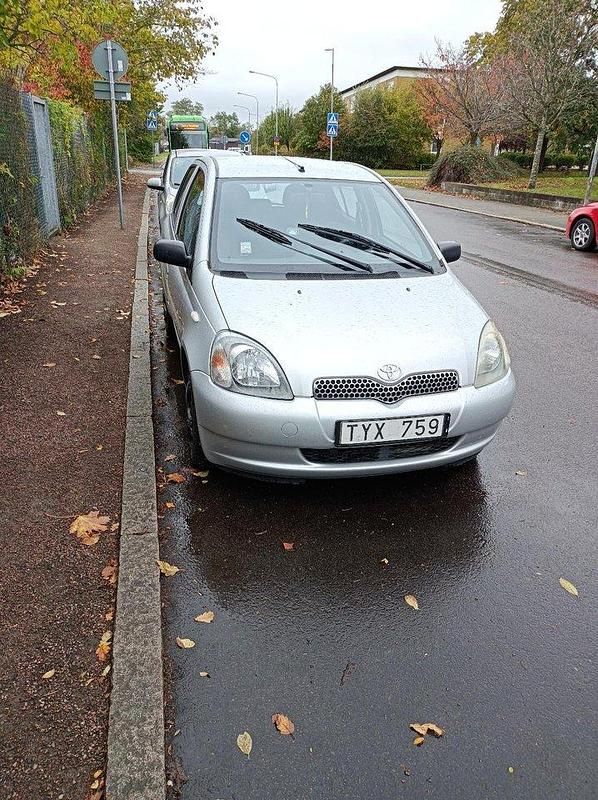 Silver Begagnad 2003 Toyota Yaris Halvkombi | 38 000 kr (Marknadspris) - Bild 1/4