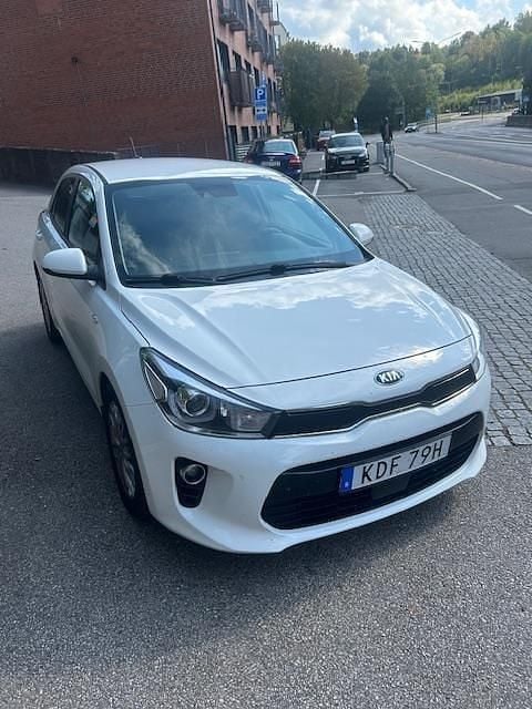 Vit Begagnad 2020 Kia Rio Halvkombi | 157 000 kr (Bra pris) - Bild 1/4