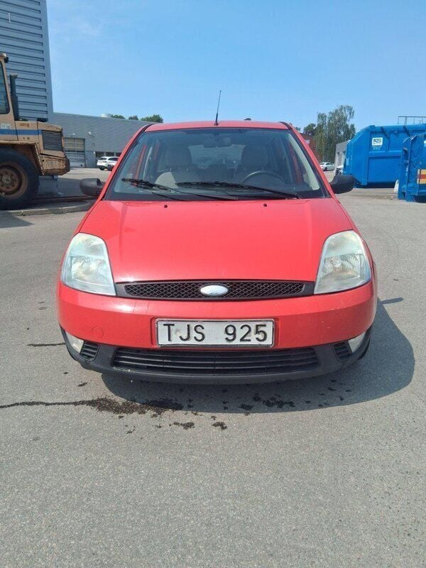 Röd Begagnad 2003 Ford Fiesta Halvkombi | 12 000 kr (Superpris) - Bild 1/4