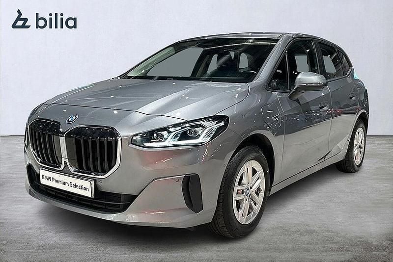 Grå Begagnad 2022 BMW 225 Active Tourer Minibuss | 359 000 kr (Dyr) - Bild 1/3