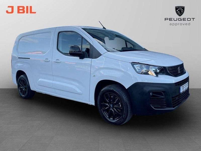 Vit (vit kaolin) Begagnad 2023 Peugeot E-Partner Minibuss | 312 375 kr (Bra pris) - Bild 1/4
