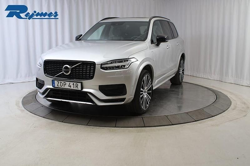 Silver (bright silver met) Begagnad 2020 Volvo XC90 R-Design SUV | 559 900 kr (Marknadspris) - Bild 1/4