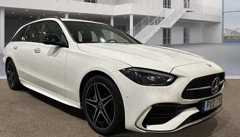 Vit Begagnad 2024 Mercedes C300e AMG Kombi | 579 000 kr (Marknadspris) - Bild 1/4