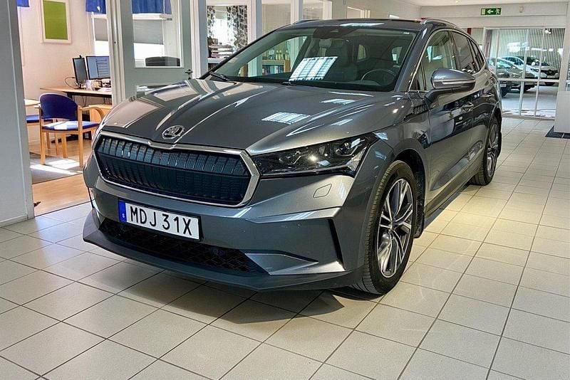 Grå Begagnad 2022 Skoda Enyaq iV Family SUV | 349 800 kr (Bra pris) - Bild 1/4