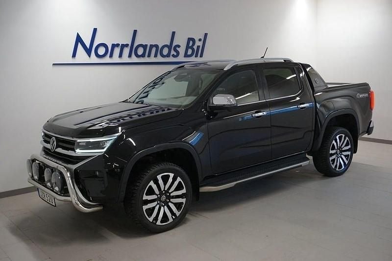 Midnight black metallic Begagnad 2023 VW Amarok Aventura Pickup | 699 900 kr (Marknadspris) - Bild 1/4