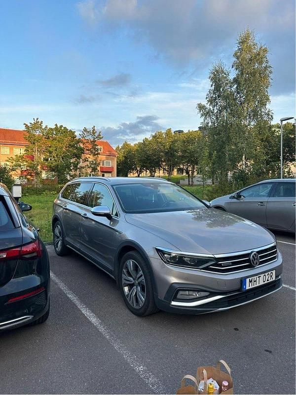 Brun Begagnad 2020 VW Passat Alltrack Kombi | 209 000 kr (Marknadspris) - Bild 1/4