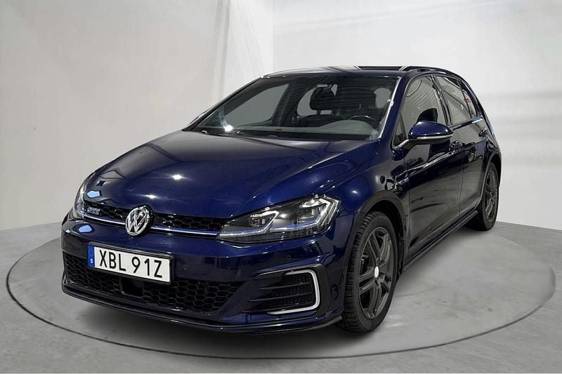 Mörkblå Begagnad 2020 VW Golf VII GTE | 196 000 kr (Marknadspris) - Bild 1/4