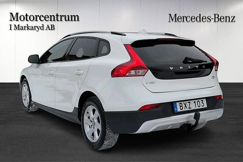 Begagnad Volvo V40 Momentum 114 HK (83 kW) 2014 Vit Halvkombi