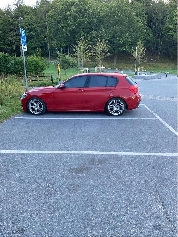 Röd Begagnad 2019 BMW 120 M Sport Halvkombi | 220 000 kr (Marknadspris) - Bild 1/4