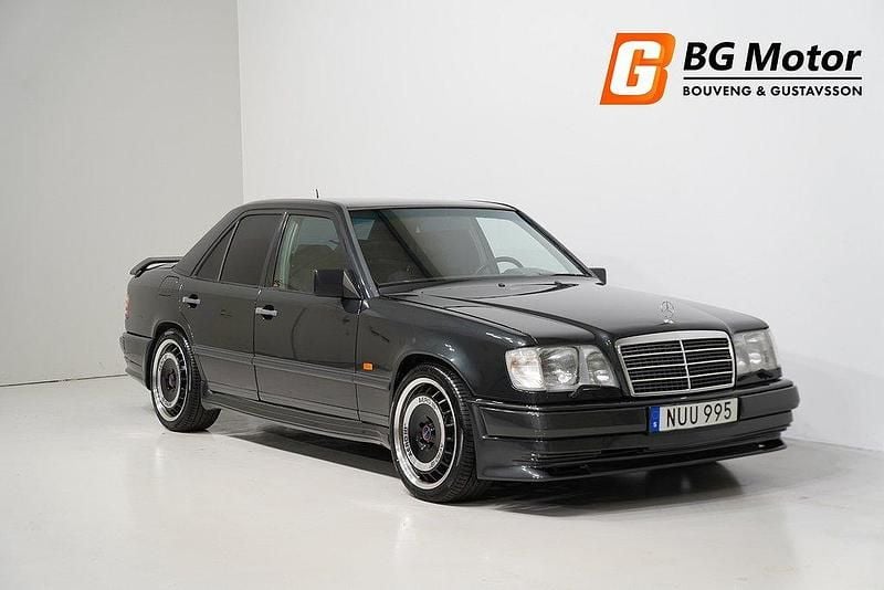 Svart Begagnad 1988 Mercedes E300 Sedan | 129 900 kr - Bild 1/4