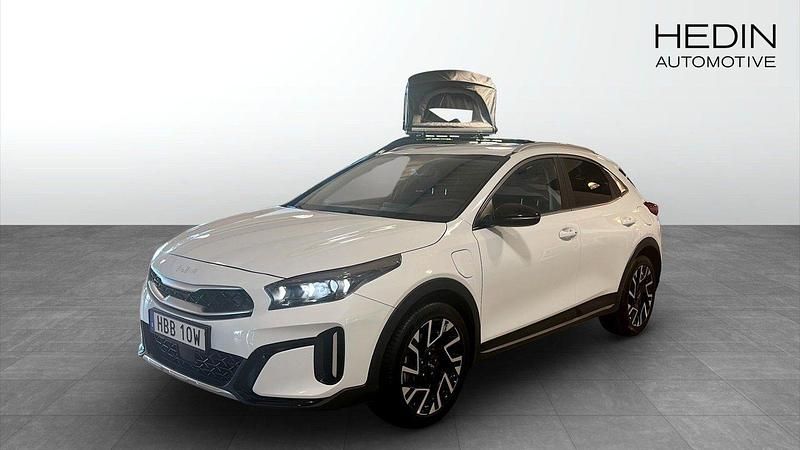 Vit (white) Begagnad 2023 Kia XCeed Advance SUV | 279 900 kr (Marknadspris) - Bild 1/4