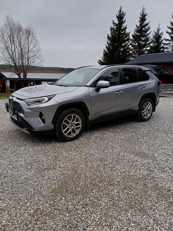 Silver Begagnad 2022 Toyota RAV4 Hybrid Executive SUV | 389 000 kr (Bra pris) - Bild 1/2
