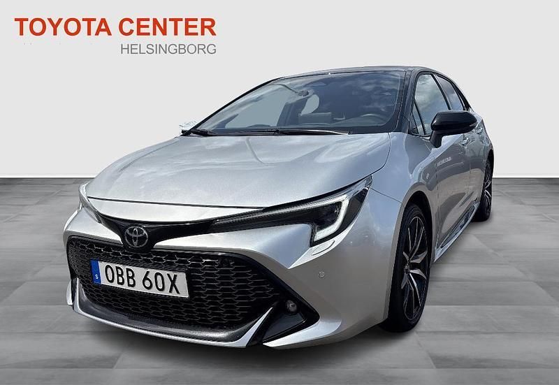 Silver Begagnad 2023 Toyota Corolla Hybrid | 339 900 kr - Bild 1/4
