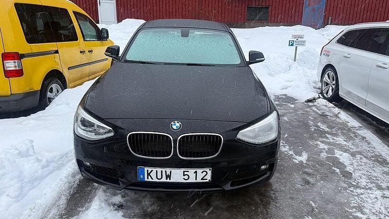 Svart Begagnad 2013 BMW 116 Halvkombi | 58 500 kr (Superpris) - Bild 1/4