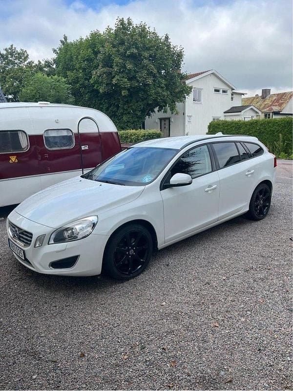 Vit Begagnad 2013 Volvo V60 Momentum Kombi | 85 000 kr (Superpris) - Bild 1/4