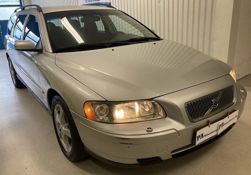 Begagnad Volvo V70 Business Edition 141 HK (103 kW) 2005 Ljusgrå Kombi