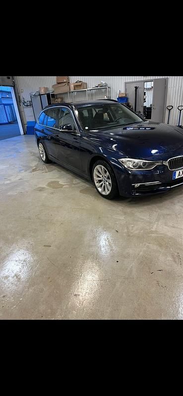 Begagnad BMW 318 143 HK (105 kW) 2013 Blå Kombi
