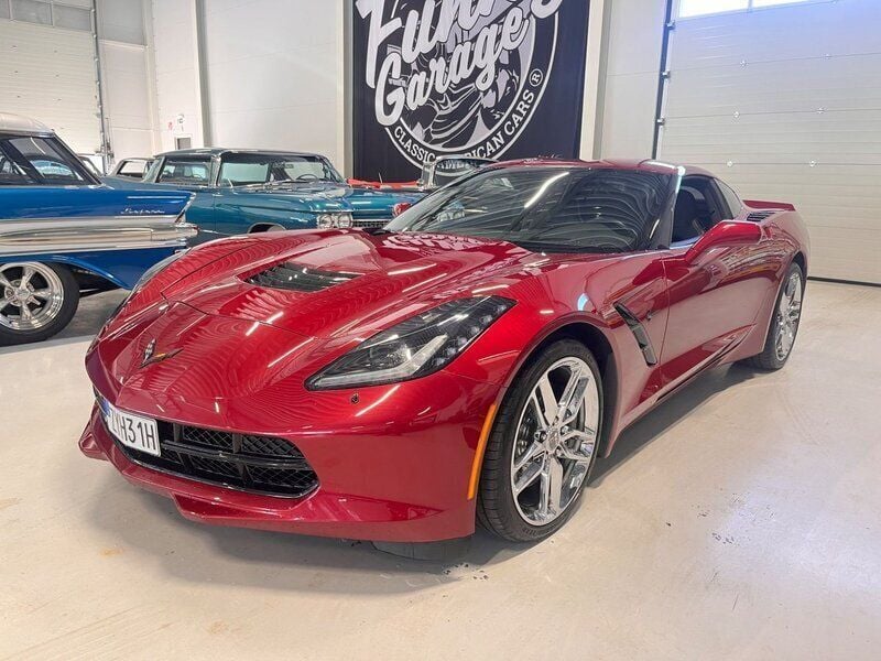 Röd (crystal red metallic) Begagnad 2014 Chevrolet Corvette Stingray Sportkupé | 569 000 kr - Bild 1/4