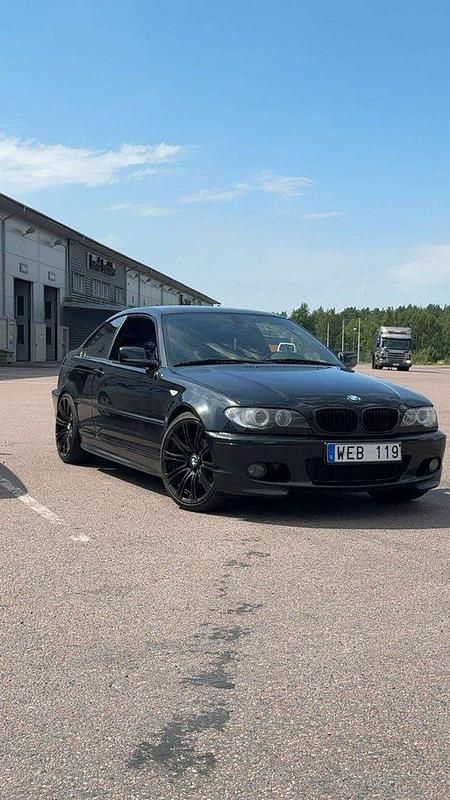 Svart Begagnad 2005 BMW 320 M Sport Sportkupé | 89 000 kr (Lite dyr) - Bild 1/4
