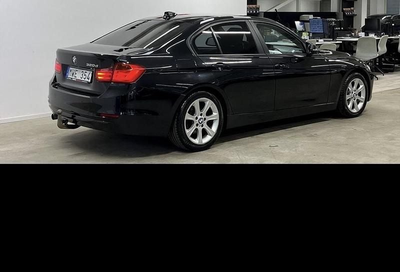 Svart Begagnad 2012 BMW 320 Sport Line Sedan | 149 000 kr (Lite dyr) - Bild 1/4