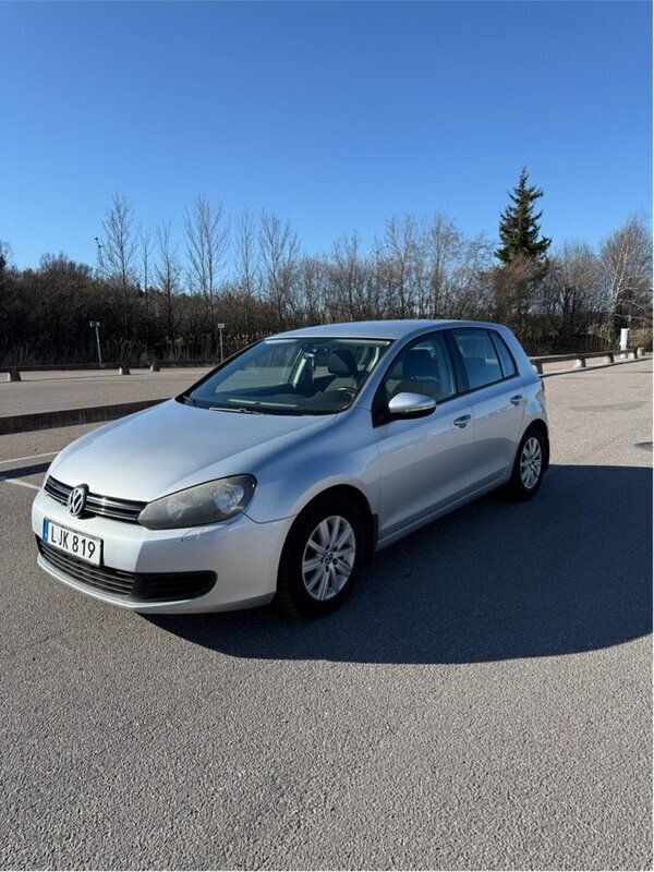 Silver Begagnad 2011 VW Golf VI Halvkombi | 70 000 kr (Bra pris) - Bild 1/4