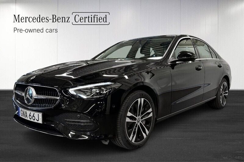 Svart (black) Begagnad 2023 Mercedes C300e Sedan | 449 800 kr (Bra pris) - Bild 1/4