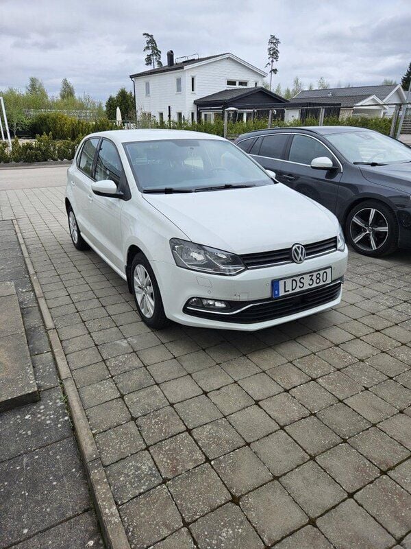 Vit Begagnad 2016 VW Polo Halvkombi | 99 000 kr (Marknadspris) - Bild 1/4