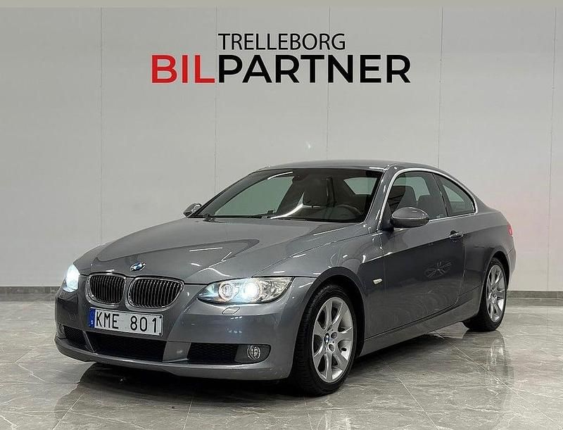 Grå Begagnad 2008 BMW 325 Comfort Edition Sportkupé | 109 900 kr (Marknadspris) - Bild 1/4