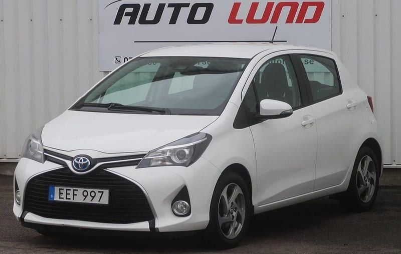 Vit Begagnad 2016 Toyota Yaris Hybrid Active Halvkombi | 119 900 kr (Marknadspris) - Bild 1/4