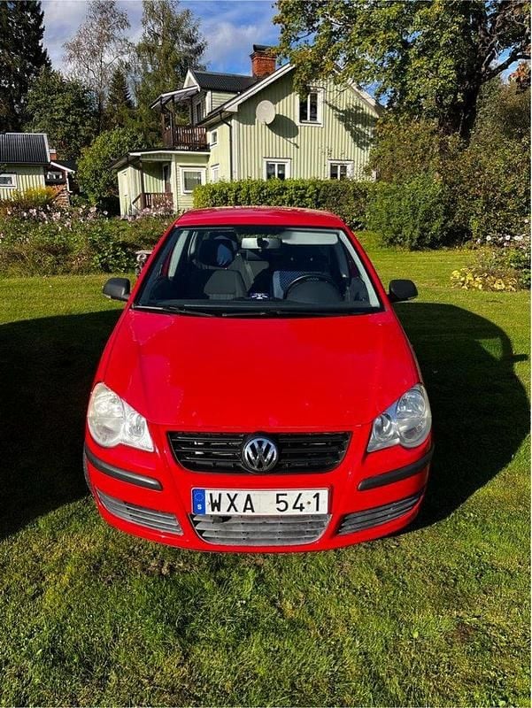 Röd Begagnad 2006 VW Polo Trendline Halvkombi | 36 000 kr (Marknadspris) - Bild 1/4