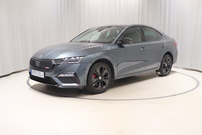 Grå Begagnad 2021 Skoda Octavia RS Sedan | 298 800 kr (Marknadspris) - Bild 1/4