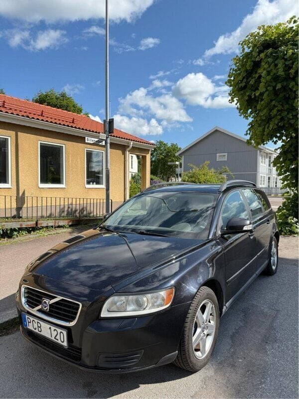 Svart Begagnad 2008 Volvo V50 Kinetic Kombi | 35 000 kr (Marknadspris) - Bild 1/4