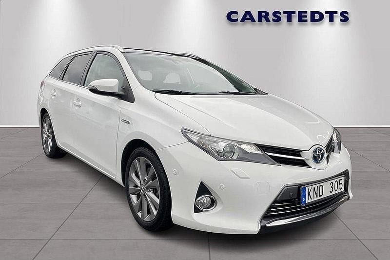 Vit Begagnad 2013 Toyota Auris Touring Sports Executive Kombi | 138 900 kr (Marknadspris) - Bild 1/4