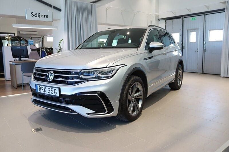 Silver (reflex silver metallic) Begagnad 2021 VW Tiguan R-line SUV | 349 500 kr (Marknadspris) - Bild 1/4