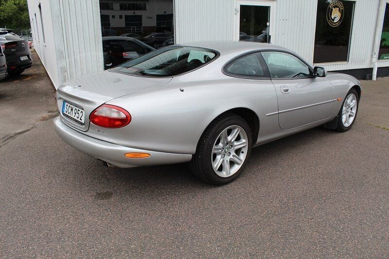 Ljusgrå Begagnad 1998 Jaguar XK | 128 000 kr - Bild 1/4