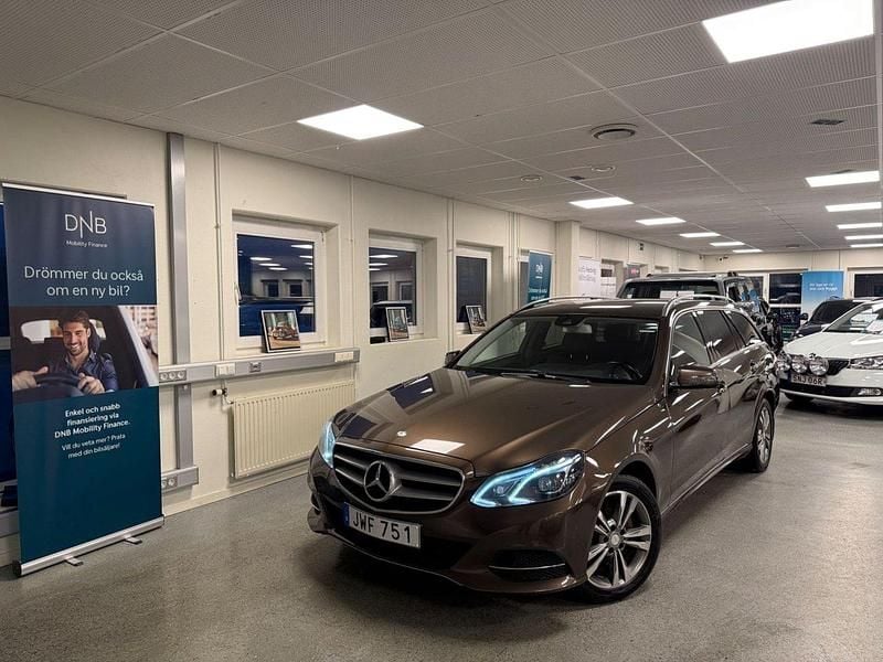 Ljusbrun (brun) Begagnad 2016 Mercedes E220 Avantgarde Kombi | 179 900 kr (Bra pris) - Bild 1/4