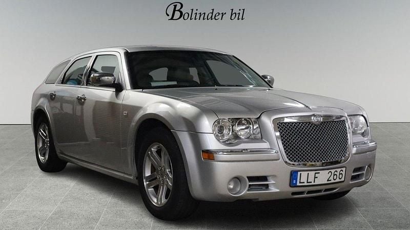 Silver Begagnad 2005 Chrysler 300C Touring Kombi | 48 900 kr (Marknadspris) - Bild 1/4