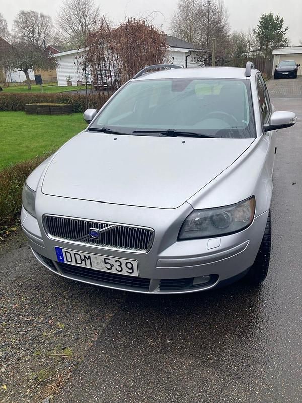 Silver Begagnad 2007 Volvo V50 Kombi | 32 000 kr (Marknadspris) - Bild 1/4