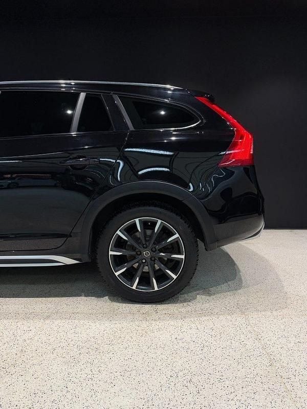 Begagnad Volvo V60 CC Momentum 190 HK (139 kW) 2018 Onyx black metallic Kombi