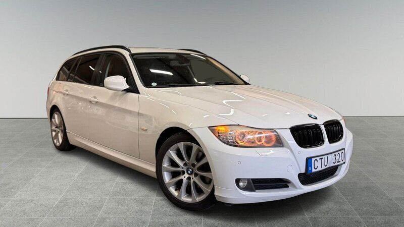 Vit Begagnad 2010 BMW 320 Comfort Edition Kombi | 99 900 kr (Lite dyr) - Bild 1/4