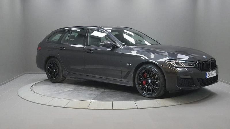 Grå Begagnad 2023 BMW 530e M Sport Kombi | 469 000 kr (Dyr) - Bild 1/4