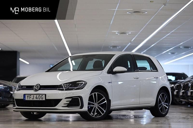 Vit Begagnad 2020 VW Golf VII GTE Halvkombi | 219 900 kr (Marknadspris) - Bild 1/3