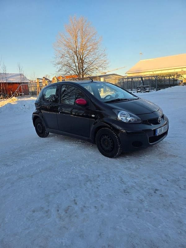 Begagnad 2010 Toyota Aygo Halvkombi | 29 500 kr (Lite dyr) - Bild 1/4