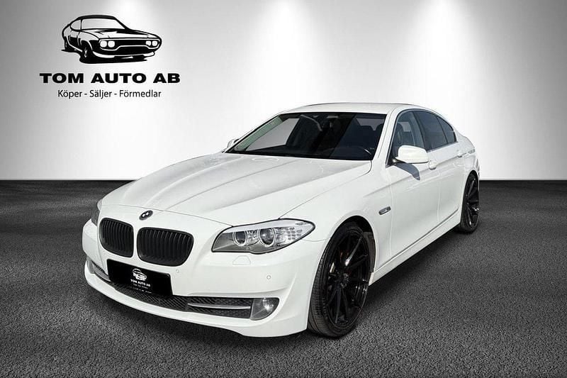 Vit Begagnad 2010 BMW 523 Sedan | 119 900 kr (Bra pris) - Bild 1/4