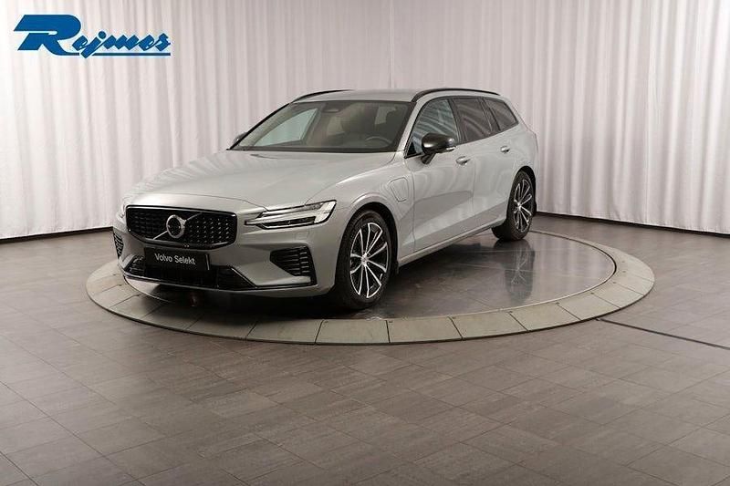 Grå Begagnad 2025 Volvo V60 Plus Kombi | 479 900 kr (Marknadspris) - Bild 1/4