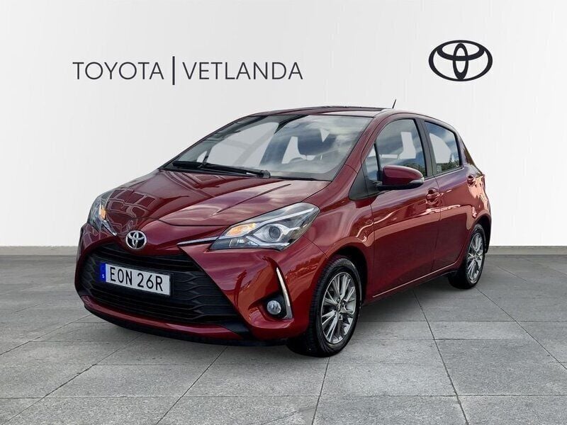 Röd (röd metallic) Begagnad 2019 Toyota Yaris Active Halvkombi | 149 000 kr (Marknadspris) - Bild 1/3