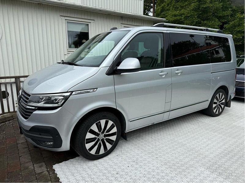 Silver Begagnad 2020 VW Multivan Highline Minibuss | 329 000 kr (Dyr) - Bild 1/4